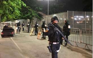 Policiamento foi reforçado na entrada dos torcedores uruguaios no Maracanã (Foto: Matheus Dantas/Lancepress)