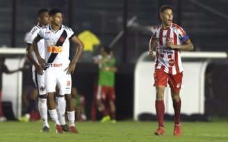 Marcos Junior, pelo Bangu, fez gol no Vasco em São Januário, no Carioca (Foto: Celso Pupo/Fotoarena)