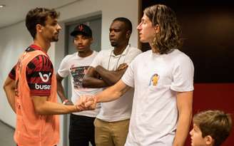 Filipe Luís conversa com Rodrigo Caio, Lincoln e Juan: lateral reforça o Flamengo (Foto: Paula Reis/Flamengo)