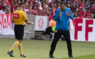 Carille reclamando com a arbitragem durante a partida. (Foto: Daniel Augusto Jr/Ag. Corinthians)