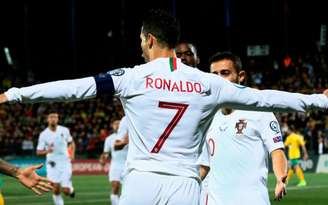 Cristiano Ronaldo marcou mais um hat-trick por Portugal (Foto: PETRAS MALUKAS / AFP)