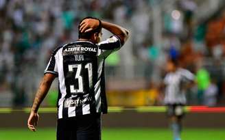 Yuri substituiu João Paulo, que sentiu e deixou o Botafogo ainda mais desfalcado (Foto: Eduardo Carmim/Photo Premium)