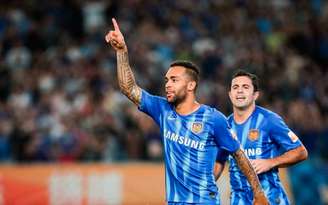 Alex Teixeira em campo pelo Jiangsu Suning (Foto: Divulgação)