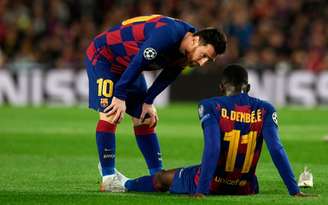 Messi tenta consolar Dembélé após a lesão (Foto: JOSEP LAGO / AFP)