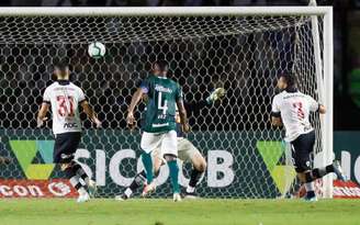 Henríquez cometeu erro fatal contra o Goiás e também falhou contra o São Paulo (Foto: Marcelo de Jesus/Raw Image)