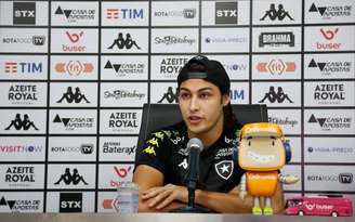 Marcinho na sala de imprensa (Foto: Vítor Silva/Botafogo)