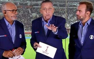 Galvão transmitiu a partida ao lado dos ex-jogadores Júnior e Roger Flores (Foto: Reprodução)