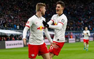 Patrik Schick e Timo Werner podem ter futebol inglês como destino (Foto: ODD ANDERSEN / AFP)