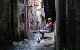 Maria das Neves, de 76 anos, moradora do Complexo do Alemão
22/03/2020
REUTERS/Ricardo Moraes