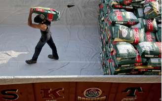 Trabalhador carrega sacas de arroz em Ahmedabad, Índia 
15/10/2018
REUTERS/Amit Dave