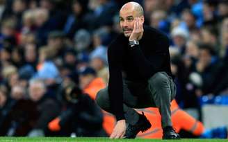 Após dois títulos, Guardiola decepciona com Manchester City na atual temporada (Foto: LINDSEY PARNABY / AFP)