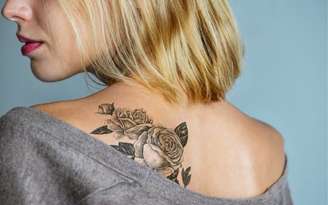 Mulher com tatuagem nas costas