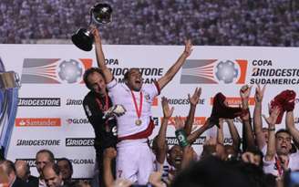 Lucas ergue o último troféu do São Paulo - FOTO: Divulgação