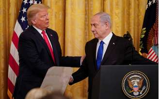 Trump cumprimenta Netanyahu durante entrevista coletiva na Casa Branca, em janeiro deste ano
28/01/2020
REUTERS/Joshua Roberts