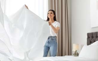 Mulher dobrando lençol