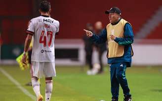 Domènec Torrent orienta Isla durante a partida contra o Independiente Del Valle (Foto: Jose Jacome / AFP)