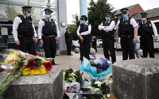 Flores são colocadas do lado de fora de centro de custódia onde um policial foi baleado em Londres
25/09/2020
REUTERS/Tom Nicholson