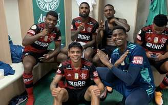 Gerson e os jovens após empate com o Palmeiras: base foi bem diante dos desfalques (Foto: Reprodução / Instagram)