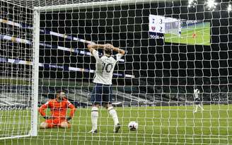 Hugo Lloris e Harry Kane, do Tottenham Hotspur, lamentam depois que o West Ham United Manuel Lanzini marcou seu terceiro gol. REUTERS/Matt Dunham