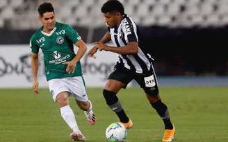 Resumo da partida: jogador do Botafogo sendo marcado por perto por atleta do Goiás (Foto: Vítor Silva/Botafogo)