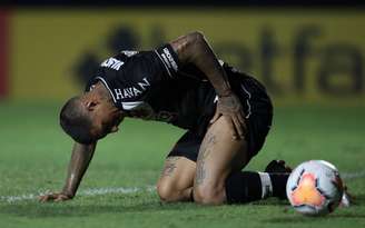 Carlinhos cobrou muito mal o pênalti que poderia ter tranquilizado o time vascaíno (Foto: AFP)