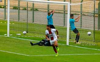 Patryck comemora gol pelo União Suzano (Foto: Pedro Almeida)