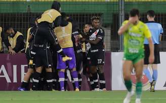 Primeiro jogo da eliminatória entre Vasco e Defensa y Justicia terminou em 1 a 1, na Argentina (Foto: AFP)