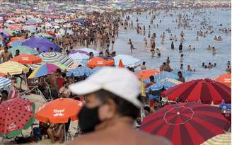 Banhistas durante pandemia de Covid-19 em praia do Rio de Janeiro
16/02/2021 REUTERS/Ricardo Moraes