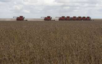 Trabalhos de colheita de soja no Mato Grosso
REUTERS/Paulo Whitaker