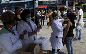 Vista de campanha de vacinação contra covid-19 no Rio de Janeiro. 21/4/2021. REUTERS/Ricardo Moraes