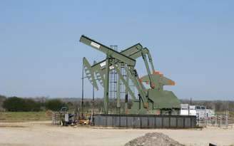 Extração de petróleo no condado de Dewitt, Texas (EUA) 
13/01/2016
REUTERS/Anna Driver