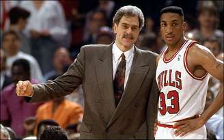 O técnico Phil Jackson treinou Scottie Pippen no Chicago Bulls