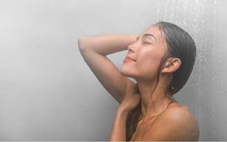 Banho com a água muito quente traz malefícios para a pele