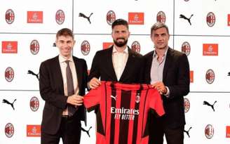 Giroud assinou com o Milan (Reprodução/AC Milan)