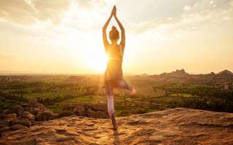 A Saudação ao Sol é uma sequência de gratidão pela vida e amor por si mesmo - Shutterstock
