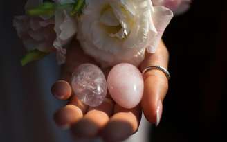 Também conhecido como clear, o ovo vaginal de quartzo de cristal pode trazer inúmeros benefícios para a vida da mulher - Shutterstock
