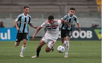 Gabriel Sara no jogo contra o Grêmio: mais novo testado na lateral direita tricolor (Foto: Rubens Chiri/saopaulofc.net)