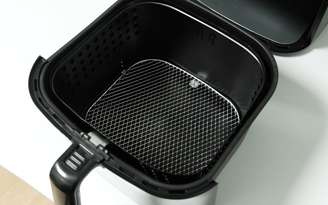 Não acho difícil limpar o cesto da air fryer 