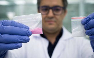 Dr. Marcos Franco, perito criminal do núcleo de entorpecentes da Polícia Técnico-Científica, exibe duas amostras de ketamina, com e sem corante