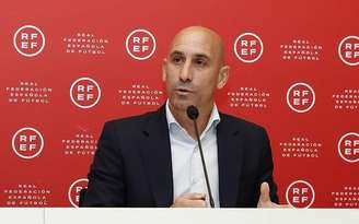 Luis Rubiales demonstrou apoio ao jogador brasileiro e criticou a postura do presidente da La Liga, Javier Tebas, por ter rebatido Vinícius e sua denúncia