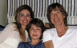 Luciana Gimenez ao lado do filho, Lucas Jagger, e do vocalista do Rolling Stones, Mick Jagger