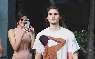 Isabeli Fontana fotografa o filho Zion na passarela 