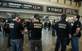 Médico é preso por ofensas xenofóbicas contra passageira em avião no Aeroporto Internacional de São Paulo.