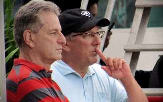 Rodolfo Landim, presidente do Flamengo, ao lado de John Textor, dono do Botafogo