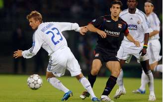 Juninho, pelo Lyon, enfrenta Beckham, do Real Madrid, na Champions League