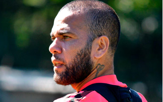 Daniel Alves se pronuncia após sair da prisão e diz estar "calmo" e "bem"