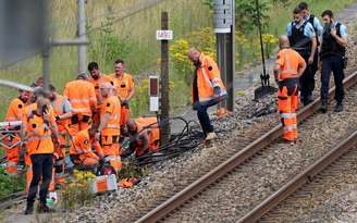 Funcionários investigam local de possível ataque na linha de trem