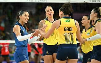 Jogadoras do vôlei feminino do Brasil celebram ponto nas Olimpíadas contra o Quênia