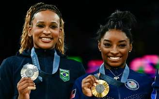 Rebeca Andrade e Simone Biles subiram ao pódio no individual geral