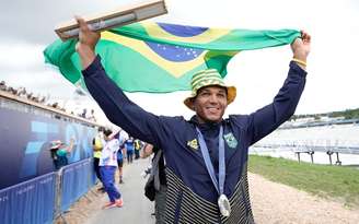 Isaquias Queiroz celebra conquista da medalha de prata